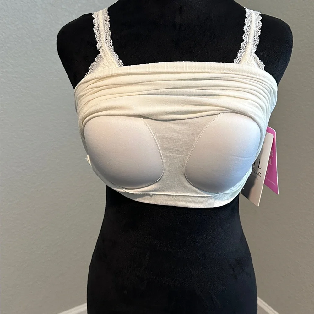 NWT Women’s White Tank Top with built in bra - Picture 7 of 7